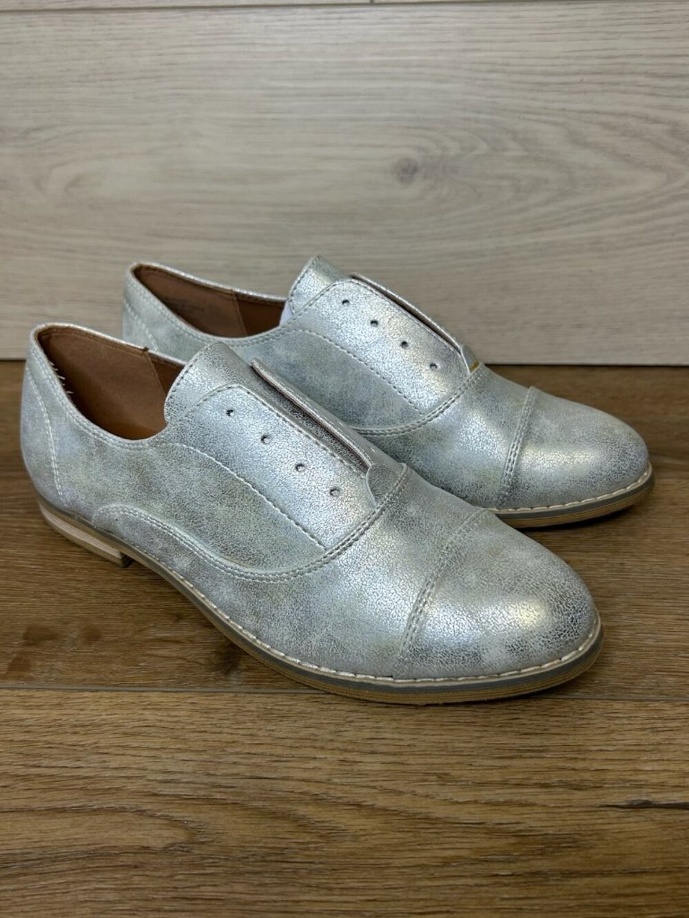 Indigo Rd Hacksy Almond Toe Oxfords Silver Flats Shoes 6.0